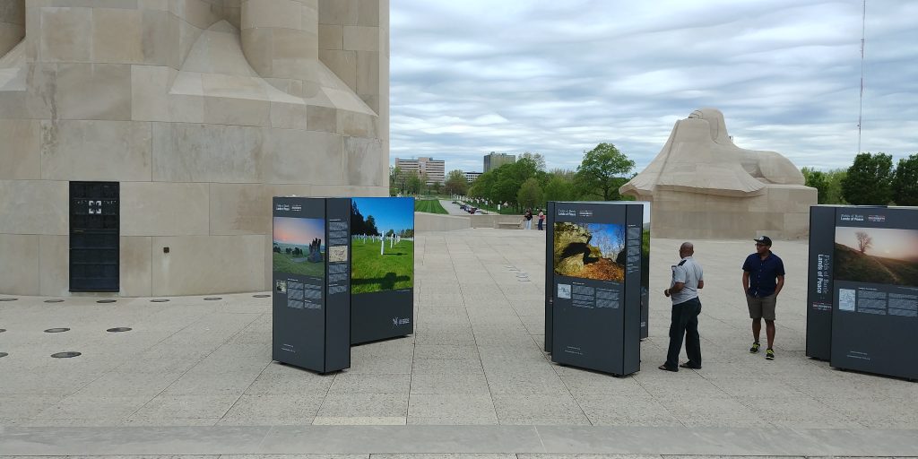 LG G6 photo of people WWI monument